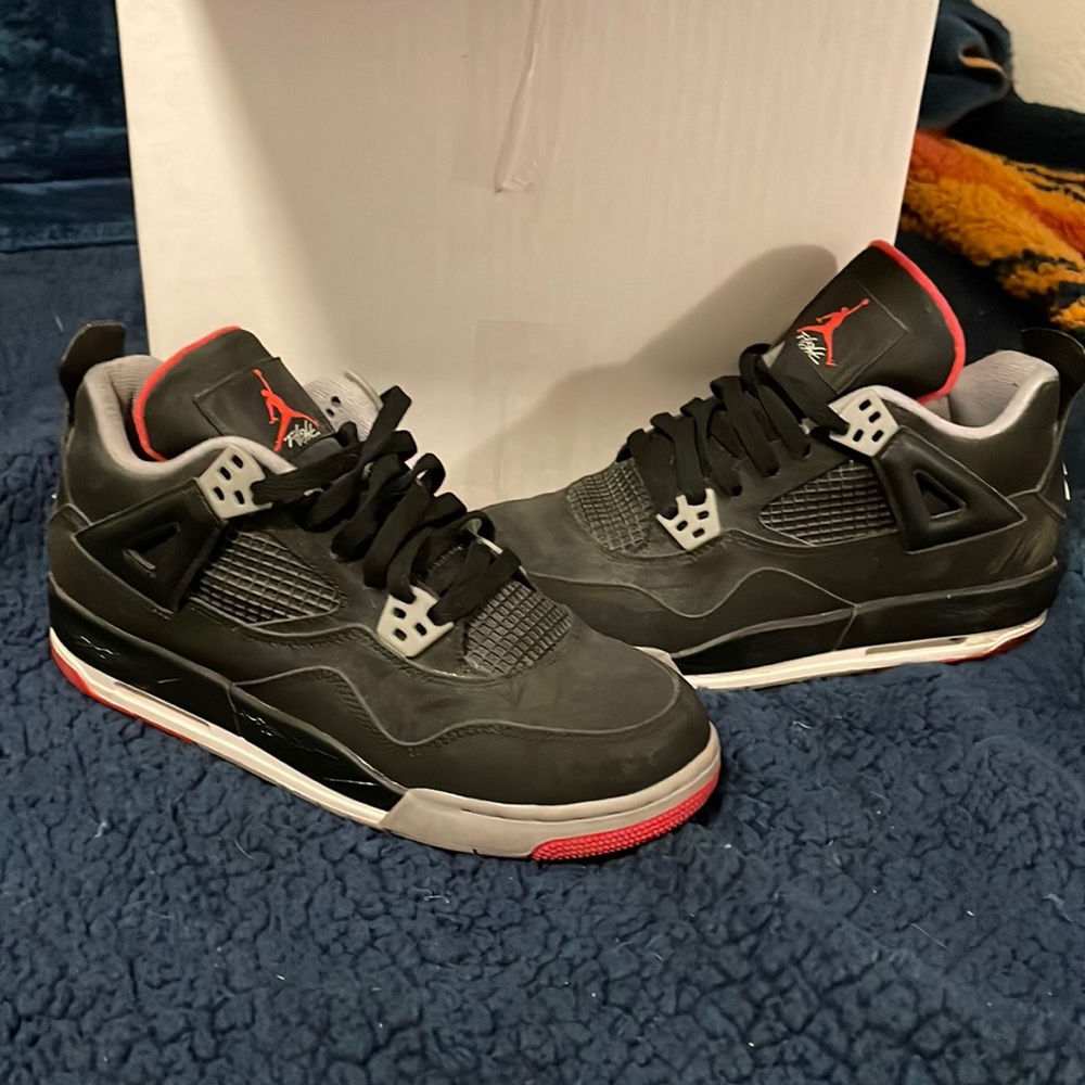 Air Jordan Retro 4. Kids 7y. Color black, red, gray and white.